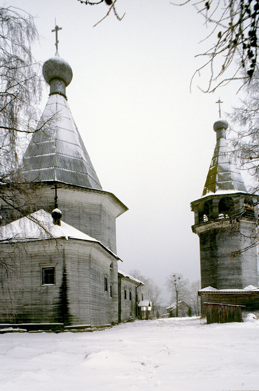 Pogost (one of 3 hamlets comprising village of Oshevensk)
Russia. Arkhangelsk Region. Kargopol District
Church of the Epiphany
Church and bell tower
1999-11-27
© Photographs by William Brumfield