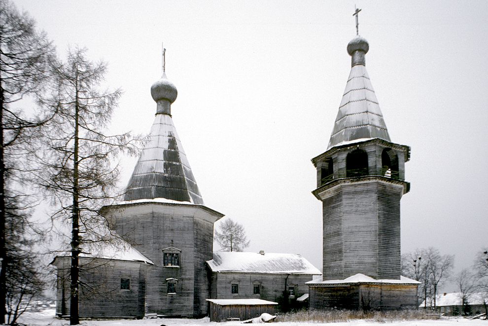 Pogost (one of 3 hamlets comprising village of Oshevensk)
Russia. Arkhangelsk Region. Kargopol District
Church of the Epiphany
Church and bell tower
1999-11-27
© Photographs by William Brumfield