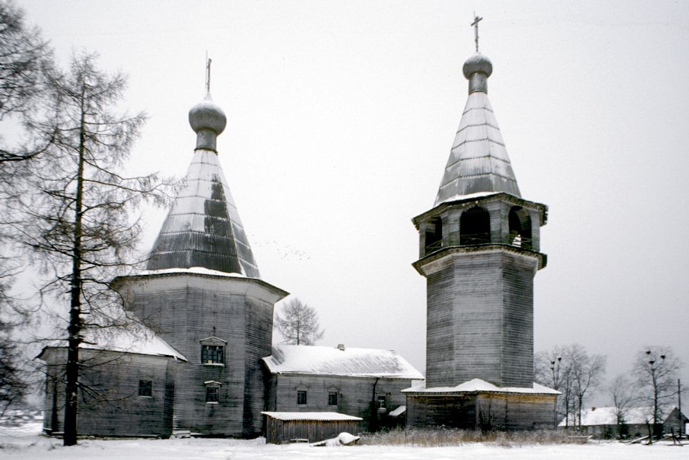 Pogost (one of 3 hamlets comprising village of Oshevensk)
Russia. Arkhangelsk Region. Kargopol District
Church of the Epiphany
Church and bell tower
1999-11-27
© Photographs by William Brumfield