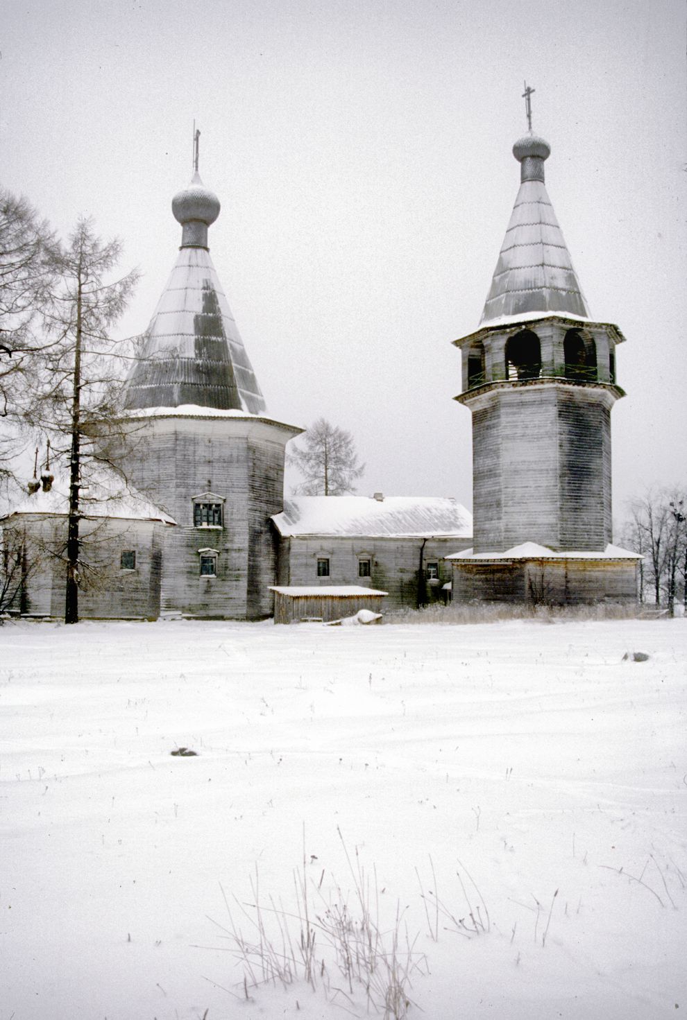 Pogost (one of 3 hamlets comprising village of Oshevensk)
Russia. Arkhangelsk Region. Kargopol District
Church of the Epiphany
Church and bell tower
1999-11-27
© Photographs by William Brumfield