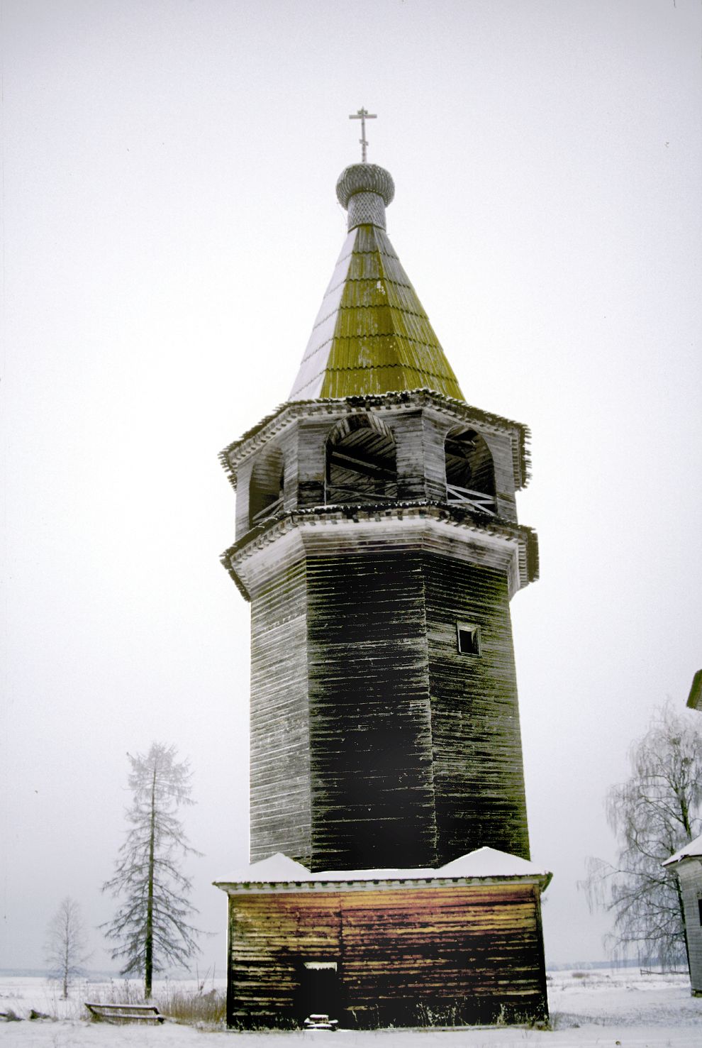 Pogost (one of 3 hamlets comprising village of Oshevensk)
Russia. Arkhangelsk Region. Kargopol District
Church of the Epiphany
Wooden bell tower
1999-11-27
© Photographs by William Brumfield