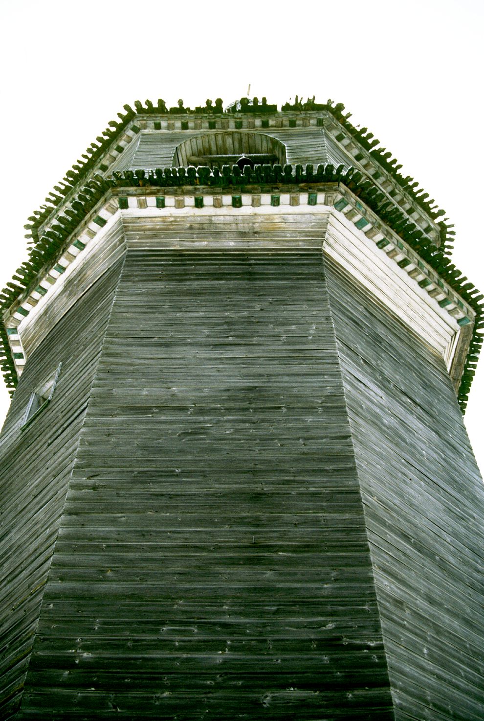 Pogost (one of 3 hamlets comprising village of Oshevensk)
Russia. Arkhangelsk Region. Kargopol District
Church of the Epiphany
Wooden bell tower
1999-11-27
© Photographs by William Brumfield