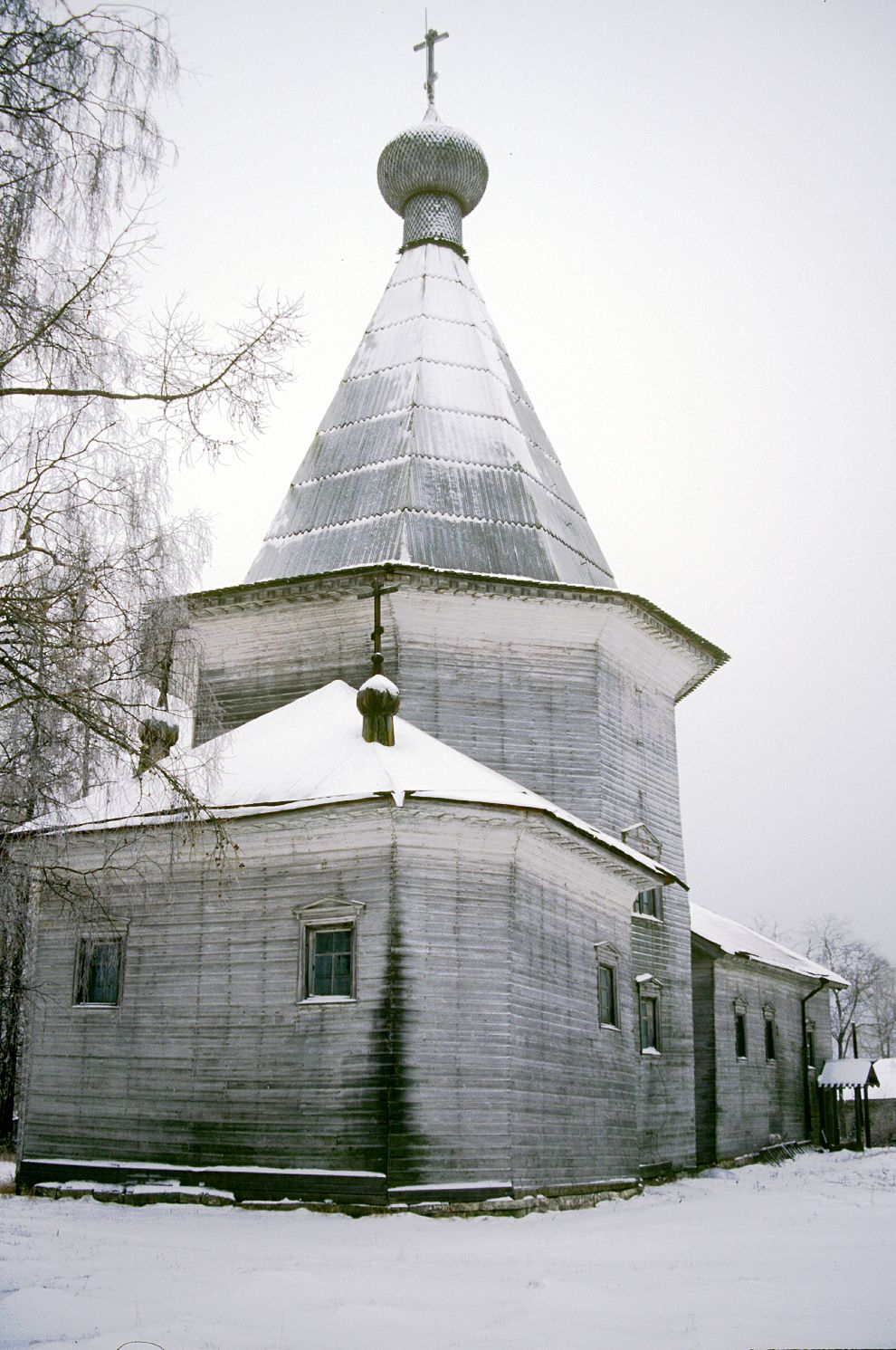 Pogost (one of 3 hamlets comprising village of Oshevensk)
Russia. Arkhangelsk Region. Kargopol District
Church of the Epiphany
Church
1999-11-27
© Photographs by William Brumfield