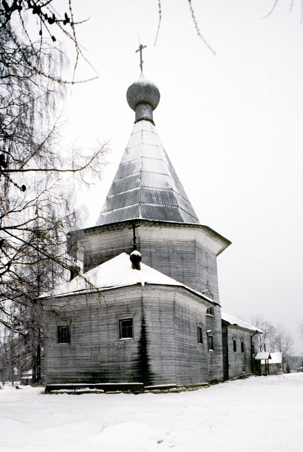 Pogost (one of 3 hamlets comprising village of Oshevensk)
Russia. Arkhangelsk Region. Kargopol District
Church of the Epiphany
Church
1999-11-27
© Photographs by William Brumfield