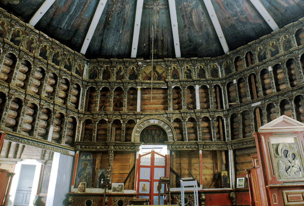 Pogost (one of 3 hamlets comprising village of Oshevensk)
Russia. Arkhangelsk Region. Kargopol District
Church of the Epiphany
Interior. Iconostasis, painted ceiling (Nebo)
1998-02-28
© Photographs by William Brumfield