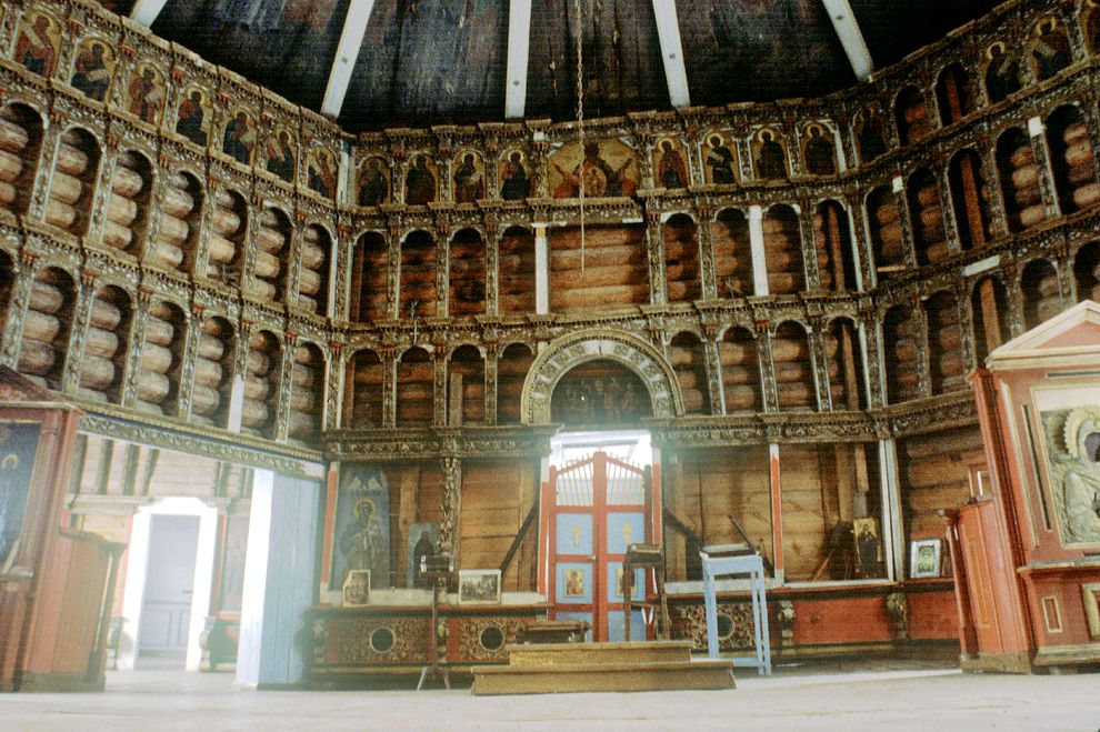 Pogost (one of 3 hamlets comprising village of Oshevensk)
Russia. Arkhangelsk Region. Kargopol District
Church of the Epiphany
Interior. Iconostasis, painted ceiling (Nebo)
1998-02-28
© Photographs by William Brumfield