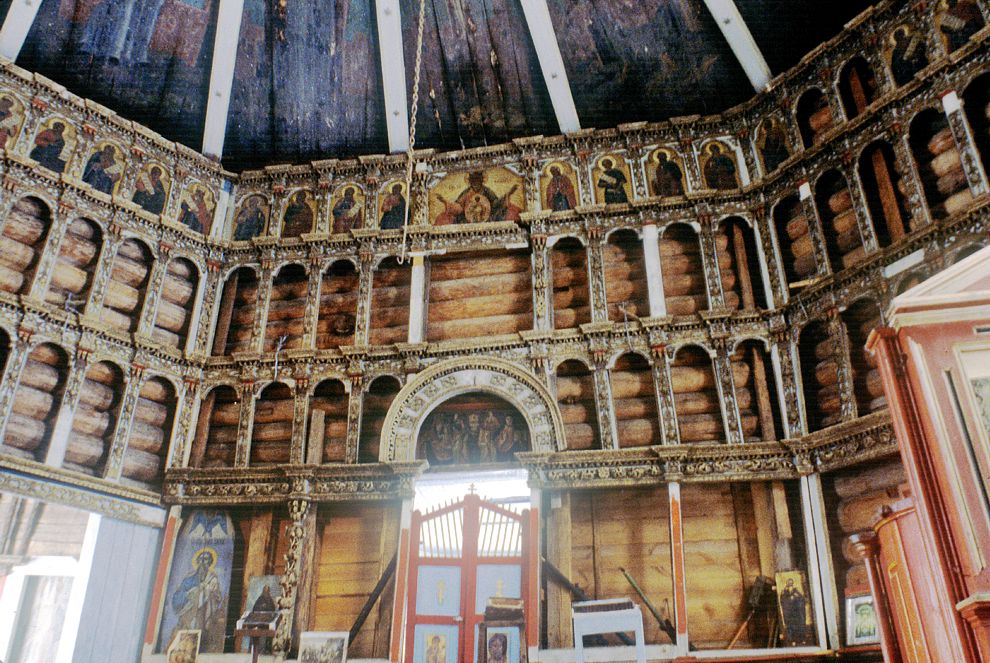 Pogost (one of 3 hamlets comprising village of Oshevensk)
Russia. Arkhangelsk Region. Kargopol District
Church of the Epiphany
Interior. Iconostasis, painted ceiling (Nebo)
1998-02-28
© Photographs by William Brumfield