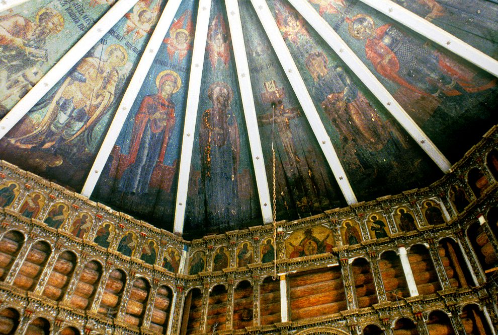 Pogost (one of 3 hamlets comprising village of Oshevensk)
Russia. Arkhangelsk Region. Kargopol District
Church of the Epiphany
Interior. Iconostasis, painted ceiling (Nebo)
1998-02-28
© Photographs by William Brumfield