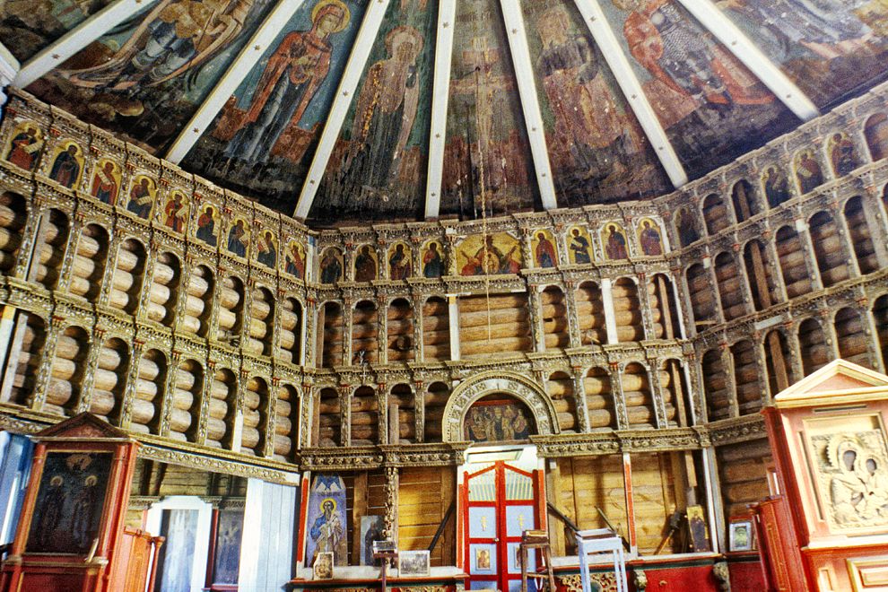 Pogost (one of 3 hamlets comprising village of Oshevensk)
Russia. Arkhangelsk Region. Kargopol District
Church of the Epiphany
Interior. Iconostasis, painted ceiling (Nebo)
1998-06-18
© Photographs by William Brumfield