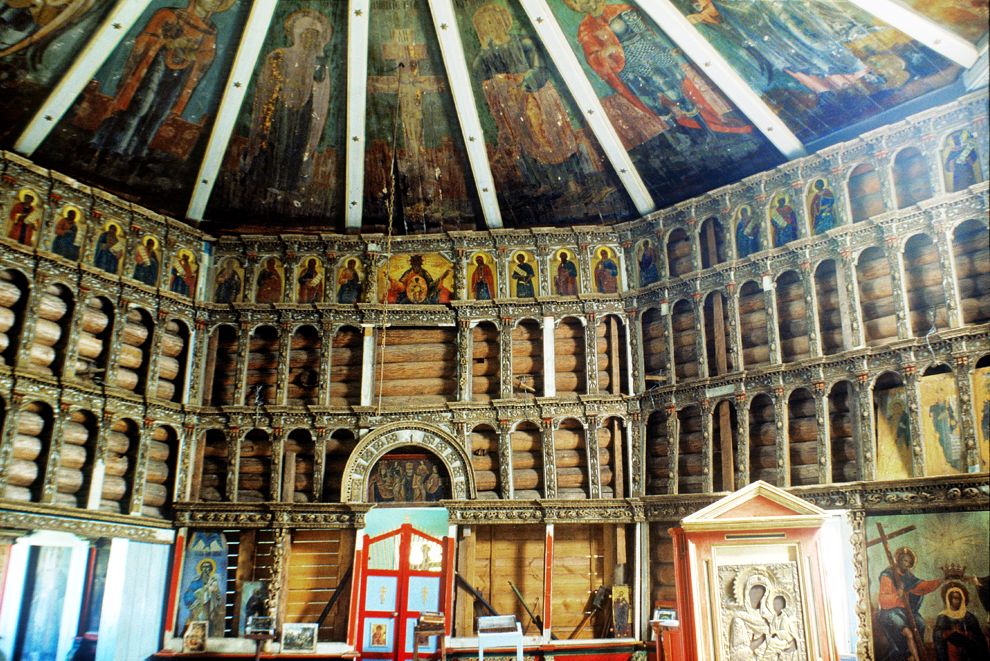 Pogost (one of 3 hamlets comprising village of Oshevensk)
Russia. Arkhangelsk Region. Kargopol District
Church of the Epiphany
Interior. Iconostasis, painted ceiling (Nebo)
1998-06-18
© Photographs by William Brumfield