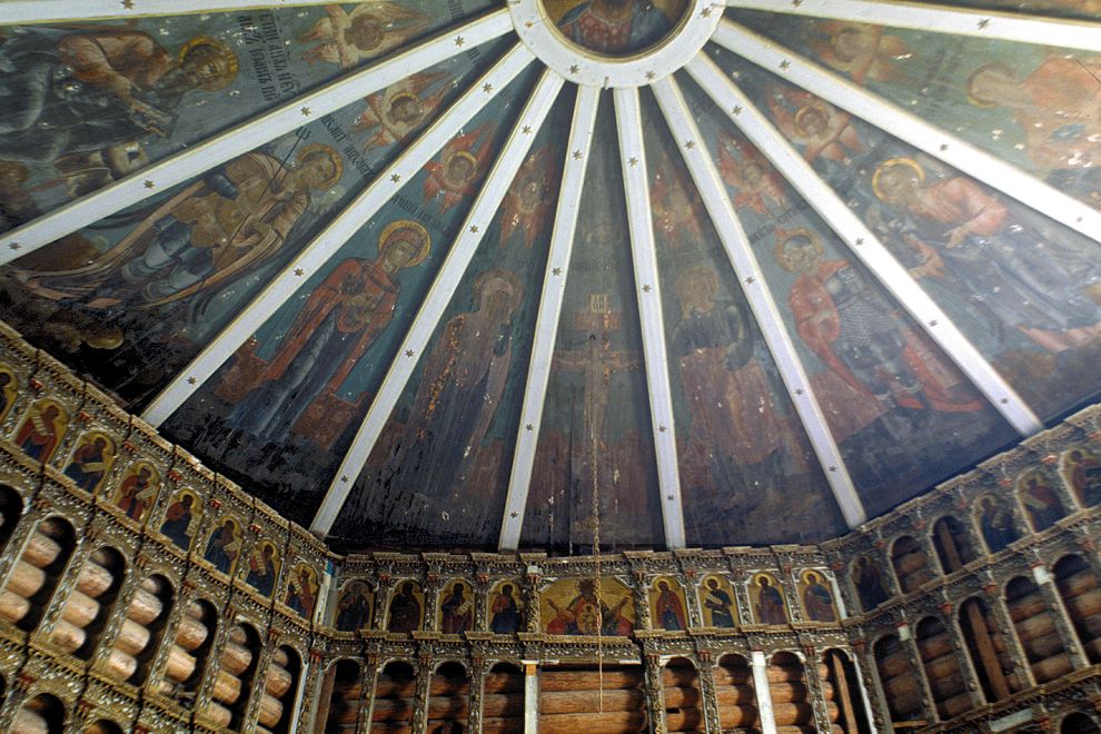 Pogost (one of 3 hamlets comprising village of Oshevensk)
Russia. Arkhangelsk Region. Kargopol District
Church of the Epiphany
Interior. Iconostasis, painted ceiling (Nebo)
1998-06-18
© Photographs by William Brumfield