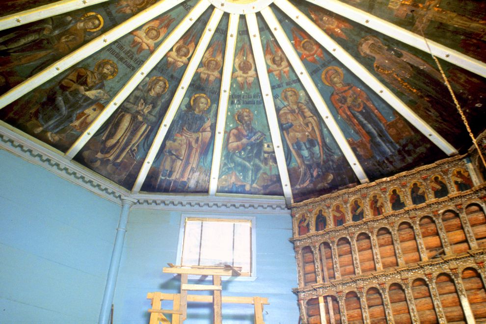 Pogost (one of 3 hamlets comprising village of Oshevensk)
Russia. Arkhangelsk Region. Kargopol District
Church of the Epiphany
Interior. Iconostasis, painted ceiling (Nebo)
1998-06-18
© Photographs by William Brumfield