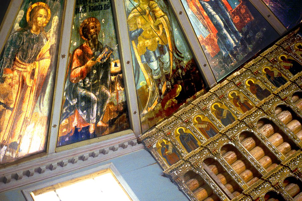 Pogost (one of 3 hamlets comprising village of Oshevensk)
Russia. Arkhangelsk Region. Kargopol District
Church of the Epiphany
Interior. Iconostasis, painted ceiling (Nebo)
1998-06-18
© Photographs by William Brumfield