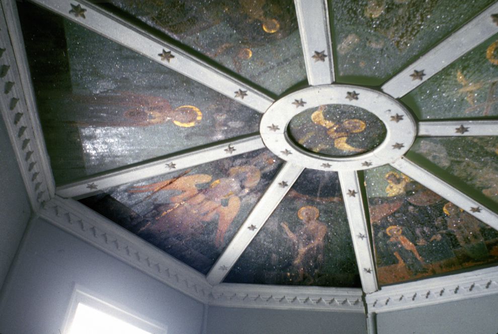 Pogost (one of 3 hamlets comprising village of Oshevensk)
Russia. Arkhangelsk Region. Kargopol District
Church of the Epiphany
Interior. South altar (pridel). Painted ceiling (Nebo)
1998-02-28
© Photographs by William Brumfield