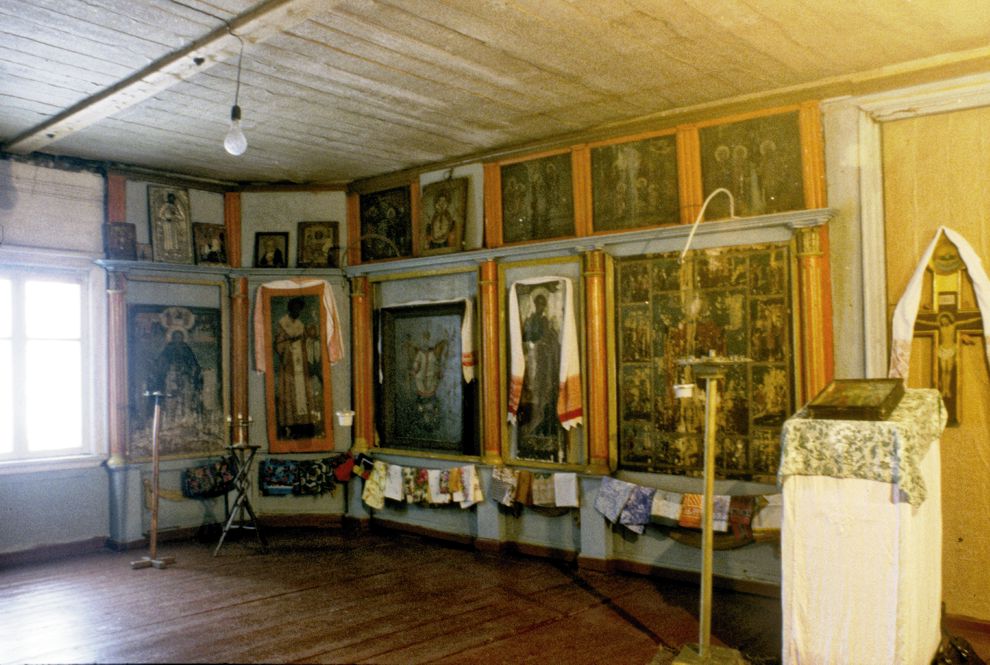 Pogost (one of 3 hamlets comprising village of Oshevensk)
Russia. Arkhangelsk Region. Kargopol District
Church of the Epiphany
Interior. Refrectory. Iconostasis
1998-02-28
© Photographs by William Brumfield