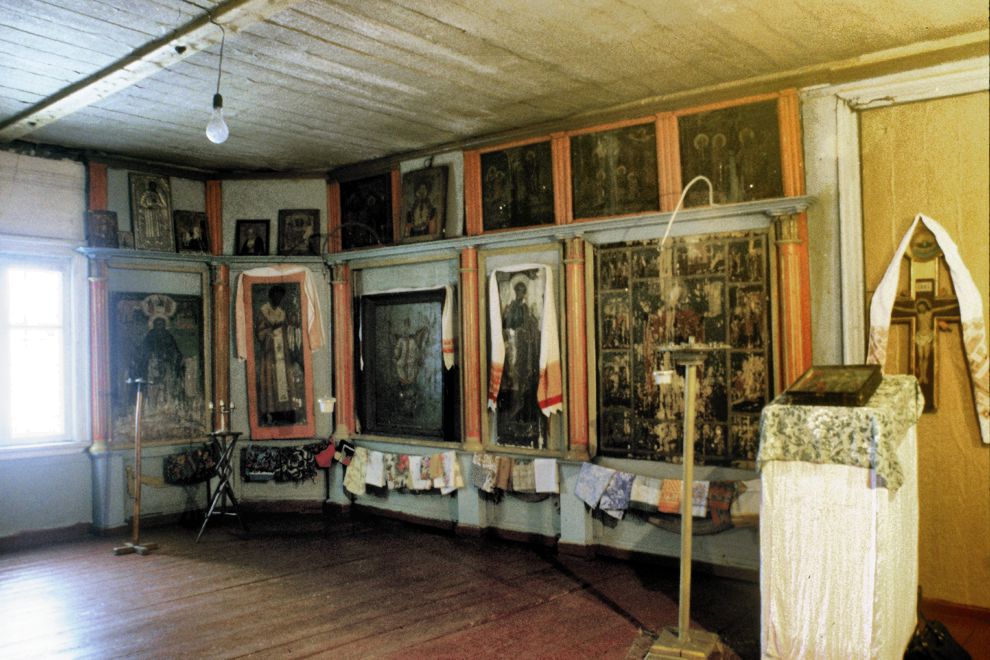 Pogost (one of 3 hamlets comprising village of Oshevensk)
Russia. Arkhangelsk Region. Kargopol District
Church of the Epiphany
Interior. Refrectory. Iconostasis
1998-02-28
© Photographs by William Brumfield