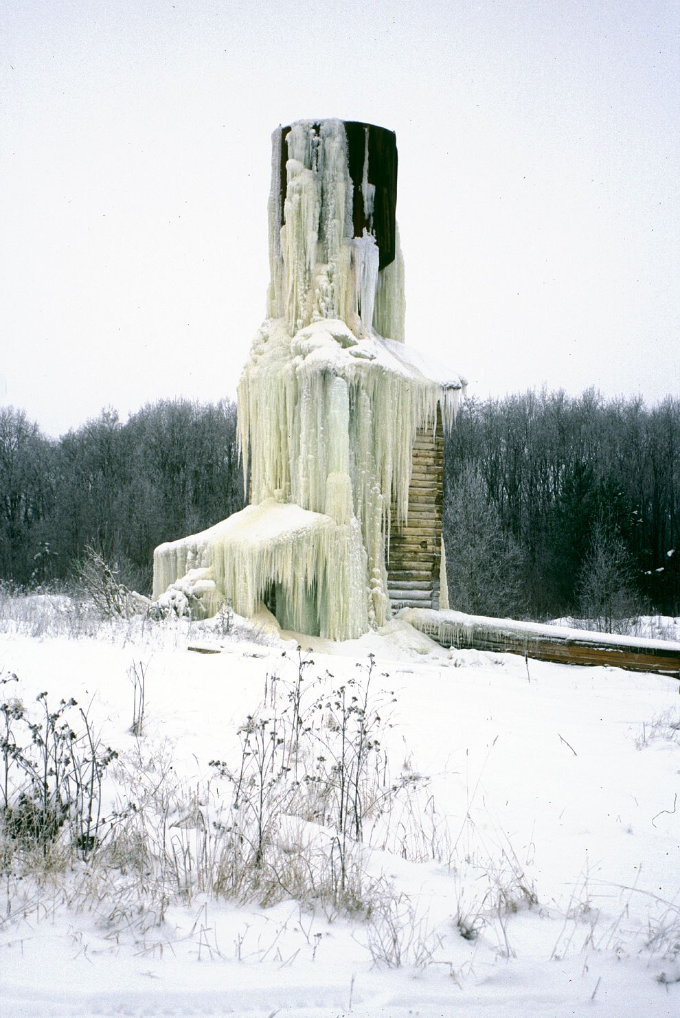 Oshevensk
Russia. Arkhangelsk Region. Kargopol District
Frozen water tank (log tower) near Oshevensk
1999-11-27
© Photographs by William Brumfield