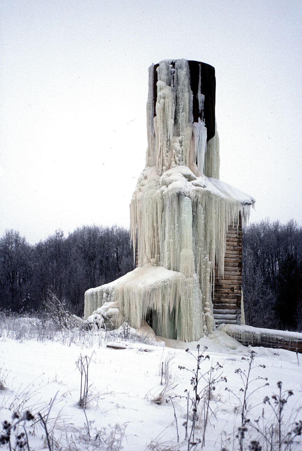 Oshevensk
Russia. Arkhangelsk Region. Kargopol District
Frozen water tank (log tower) near Oshevensk
1999-11-27
© Photographs by William Brumfield