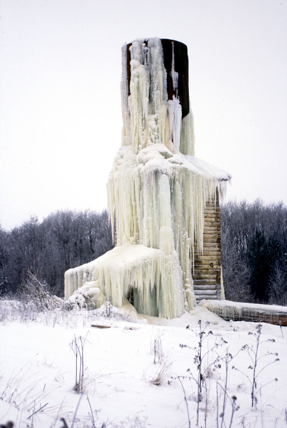 Oshevensk
Russia. Arkhangelsk Region. Kargopol District
Frozen water tank (log tower) near Oshevensk
1999-11-27
© Photographs by William Brumfield