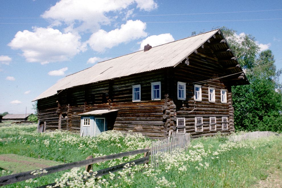 Bolshoi Khalui
Russia. Arkhangelsk Region. Kargopol District
Log house
1998-06-18
© Photographs by William Brumfield