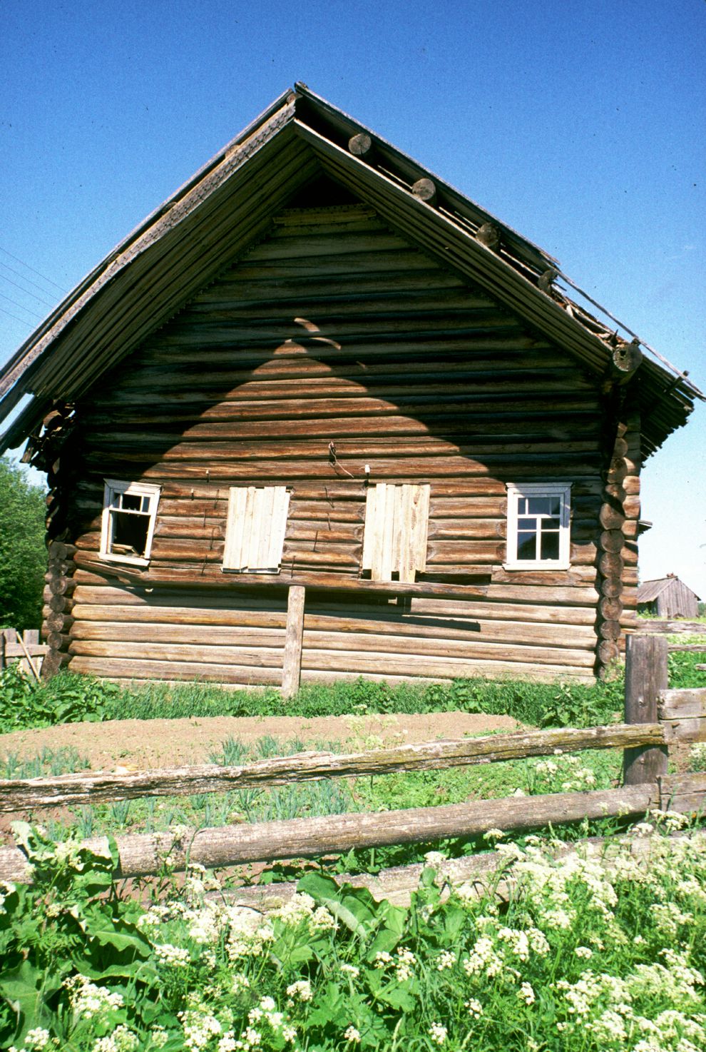 Gar`
Russia. Arkhangelsk Region. Kargopol District
Log house with bathhouse
1998-06-18
© Photographs by William Brumfield