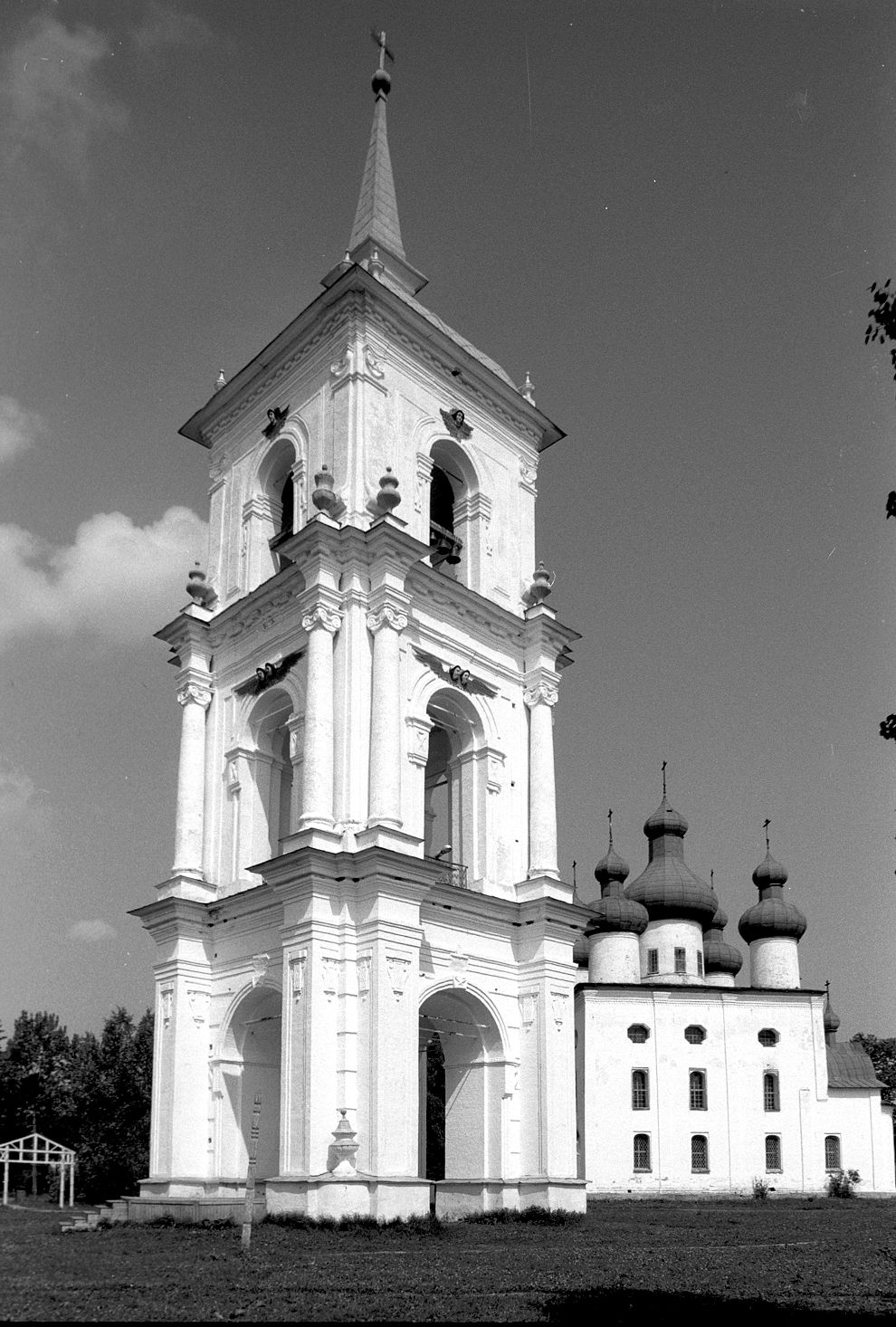 Kargopol
Russia. Arkhangelsk Region. Kargopol District
Church of the Nativity of John the BaptistSobornaia Square
1998-06-15
© Photographs by William Brumfield