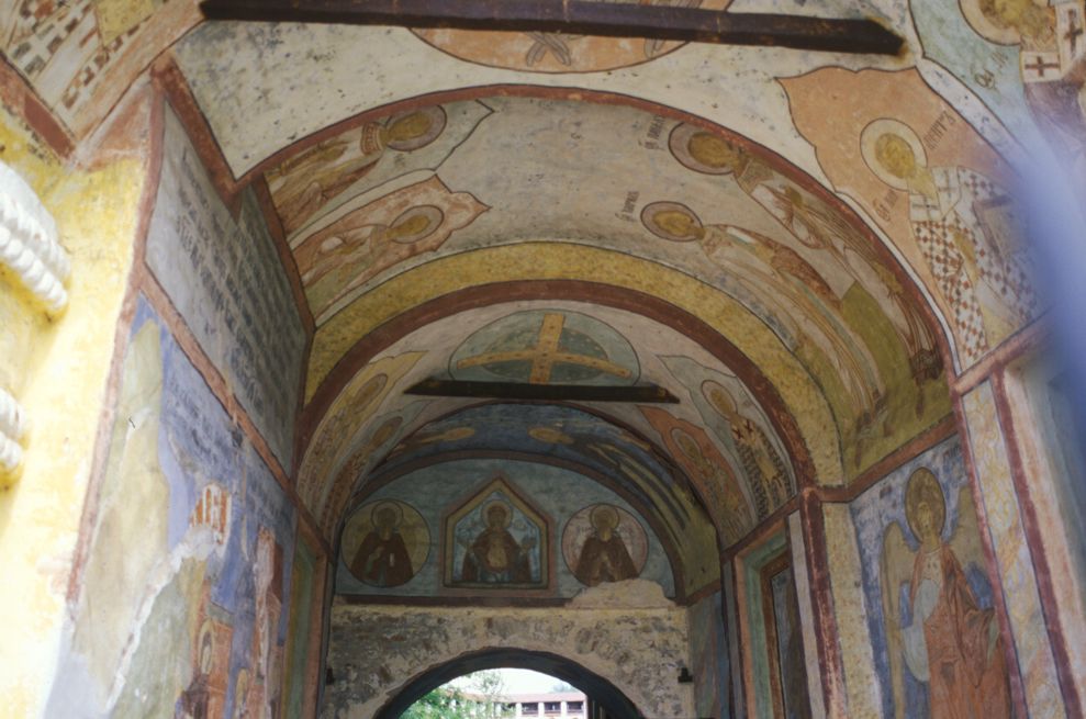 Kirillov
Russia. Vologda Region. Kirillovskii District
St. Kirill-Belozersk monastery
Gate church of Saint John Climacus
Holy Gates, east passage, south bay, arch and vault
2007-07-14
© Photographs by William Brumfield