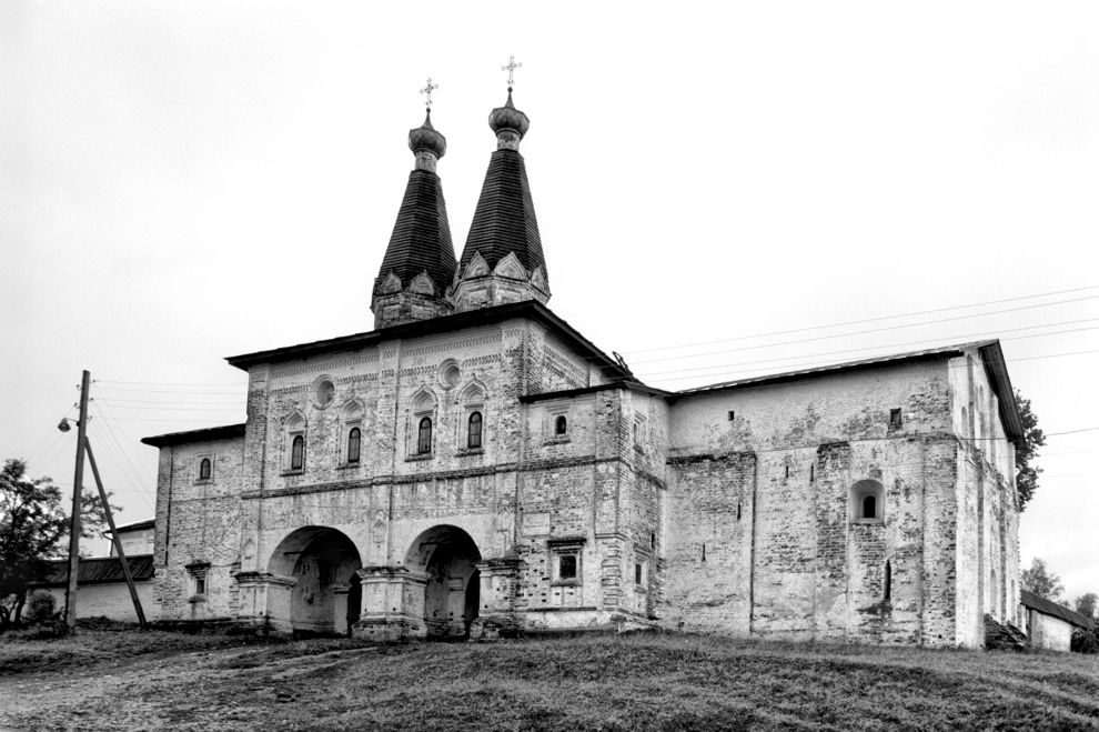 Ferapontovo
Russia. Vologda Region. Kirillovskii District
Ferapontov Monastery of Nativity of the Mother of God
Holy Gates, with Churches of Epiphany and St. Ferapont
1995-08-10
© Photographs by William Brumfield