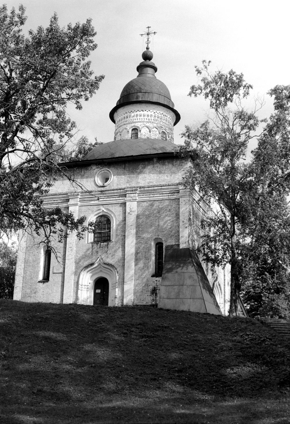 Kirillov
Russia. Vologda Region. Kirillovskii District
St. Kirill-Belozersk monastery
Church of John the Baptist
1995-08-10
© Photographs by William Brumfield