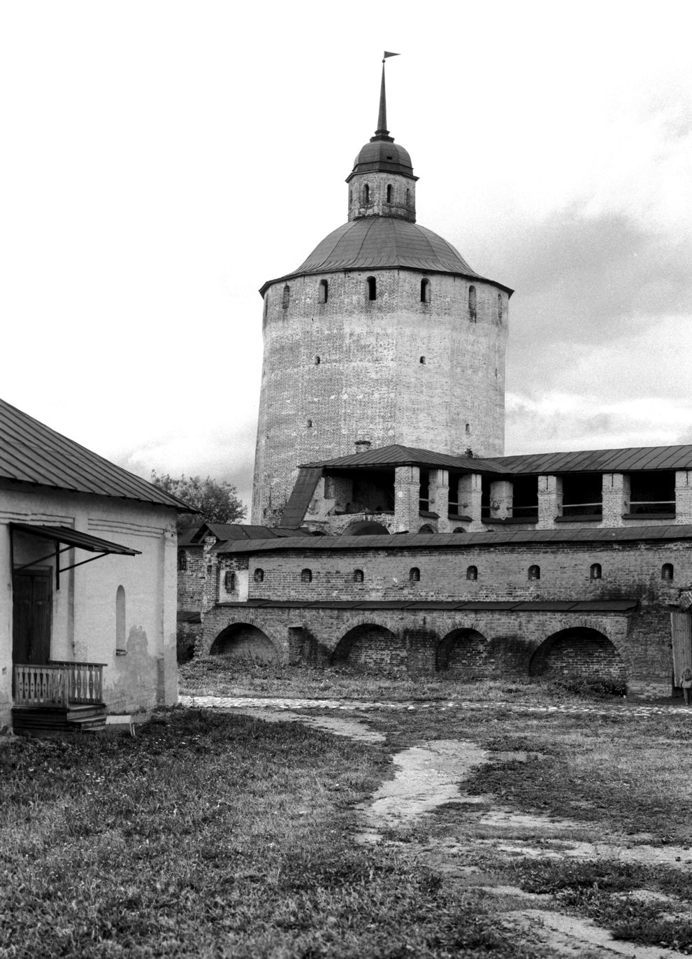 Kirillov
Russia. Vologda Region. Kirillovskii District
St. Kirill-Belozersk monastery
Belolzerskaia tower
1995-08-10
© Photographs by William Brumfield