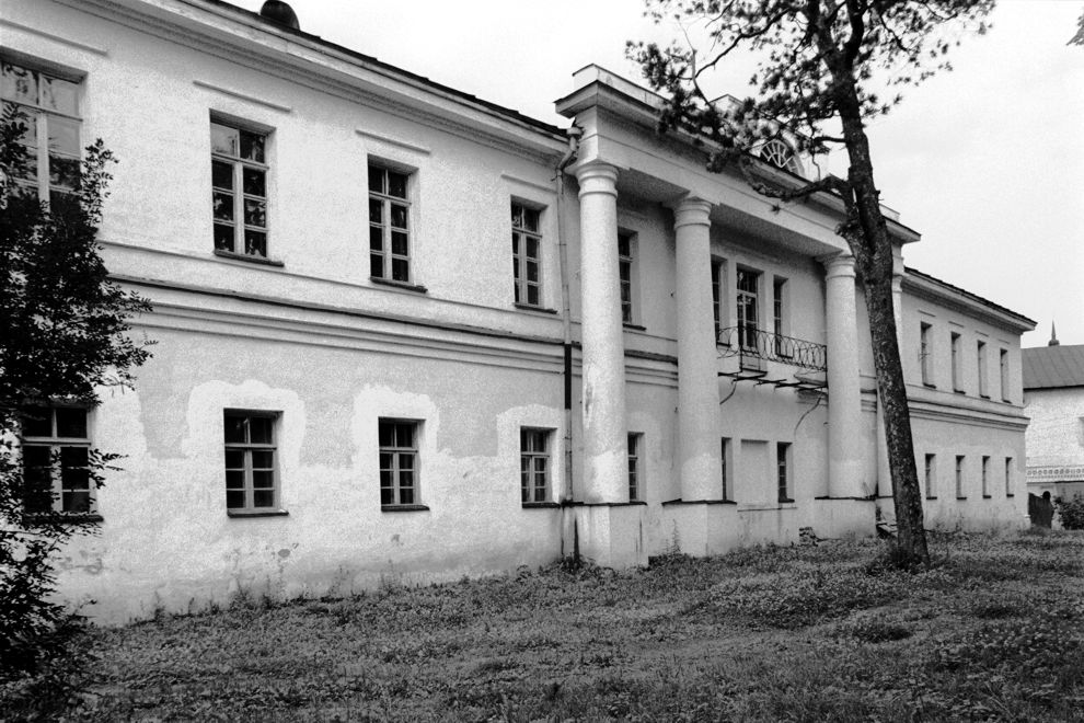 Kirillov
Russia. Vologda Region. Kirillovskii District
St. Kirill-Belozersk monastery
Abbot`s chambers
1996-07-31
© Photographs by William Brumfield