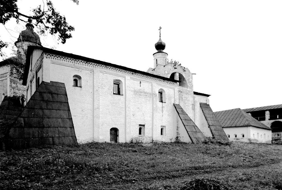 Kirillov
Russia. Vologda Region. Kirillovskii District
St. Kirill-Belozersk monastery
Small infirmary
1996-07-31
© Photographs by William Brumfield