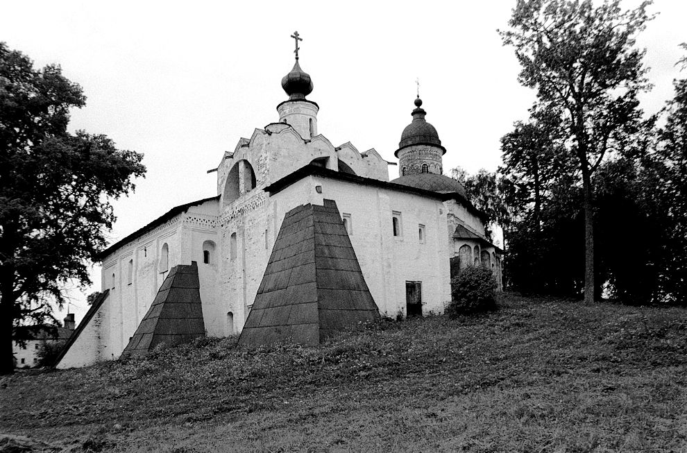 Кириллов, г.
Россия. Вологодская обл.. Кирилловский р-н
Кирилло-Белозерский монастырь
Церковь Сергия Радонежского с трапезной палатой
На заднем плане: ц. Иоанна Предтечи
1996-07-31
© Фотографии Уильяма Брумфилда