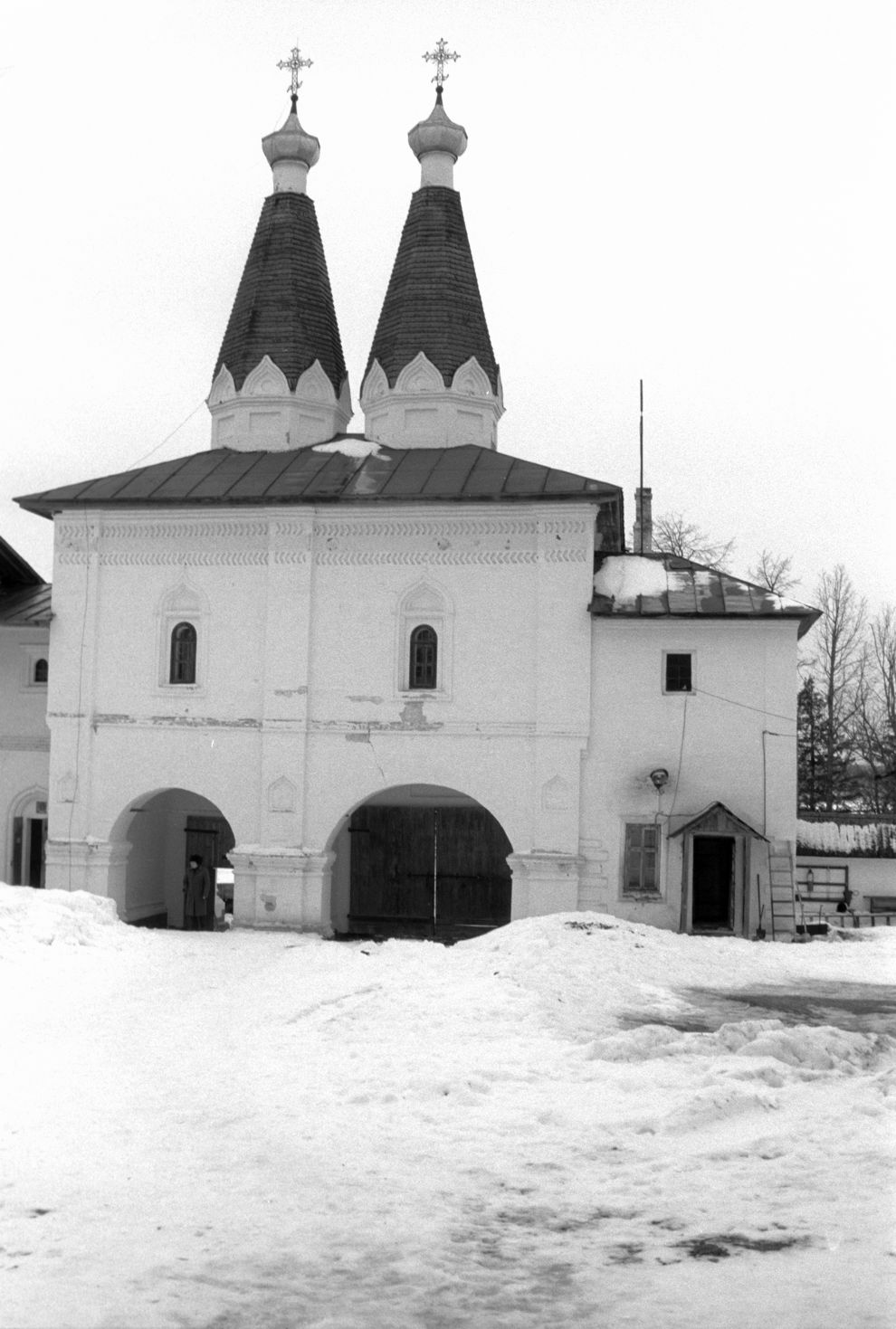 Ferapontovo
Russia. Vologda Region. Kirillovskii District
Ferapontov Monastery of Nativity of the Mother of God
Holy Gates, with Churches of Epiphany and St. Ferapont
2001-04-01
© Photographs by William Brumfield