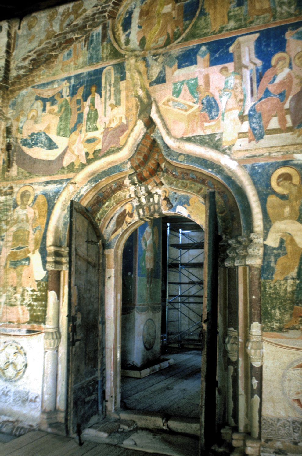 Ferapontovo
Russia. Vologda Region. Kirillovskii District
Ferapontov Monastery of Nativity of the Mother of God
Cathedral of Nativity of the Virgin
Interior. West Portal
1998-06-07
© Photographs by William Brumfield