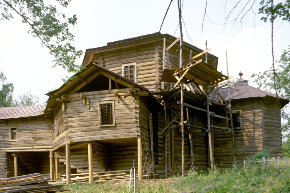 Tsypino
Russia. Vologda Region. Kirillovskii District
Log church of Elijah the Prophet
1999-07-15
© Photographs by William Brumfield