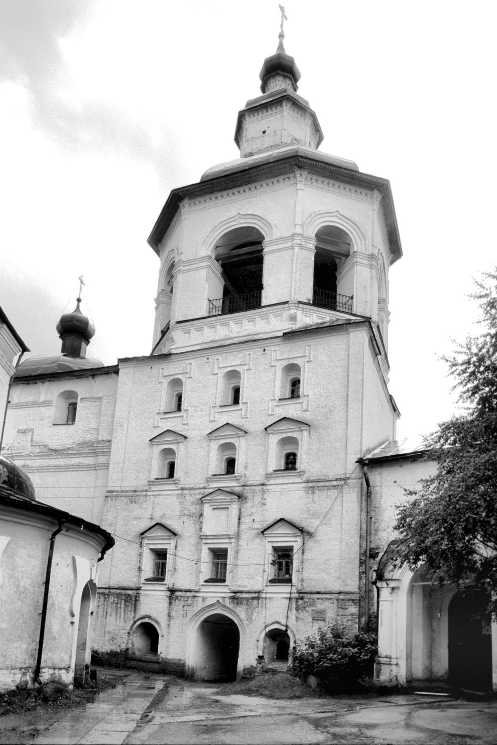 Kirillov
Russia. Vologda Region. Kirillovskii District
St. Kirill-Belozersk monastery
Bell Tower of church of Archangel Gabriel
1991-08-08
© Photographs by William Brumfield