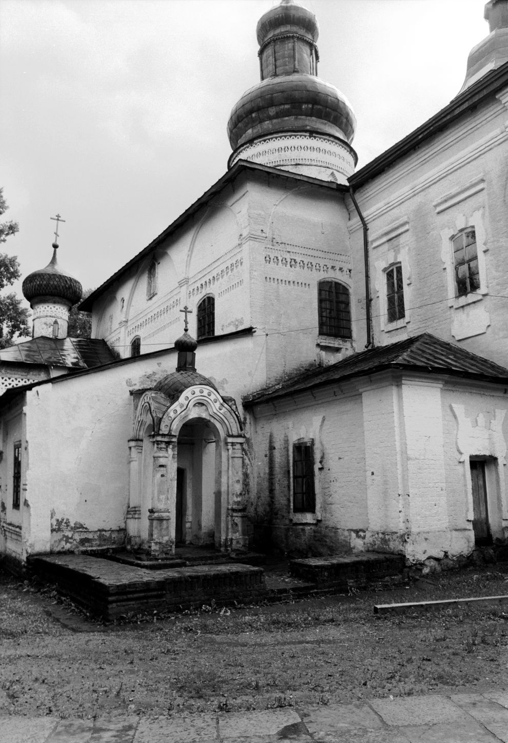 Kirillov
Russia. Vologda Region. Kirillovskii District
St. Kirill-Belozersk monastery
Church of Saint Vladimir
1991-08-08
© Photographs by William Brumfield