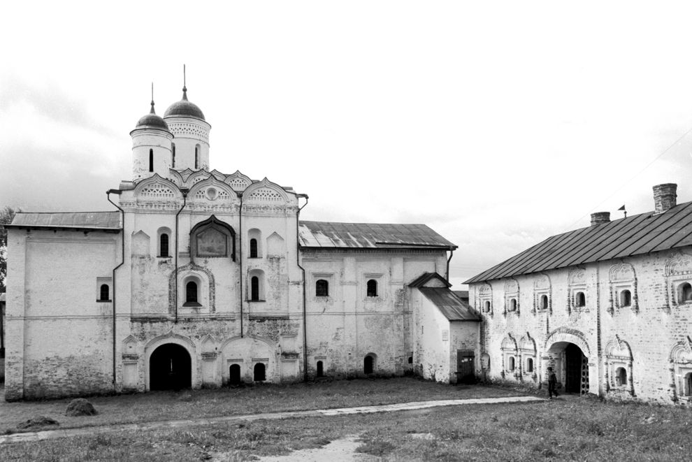 Kirillov
Russia. Vologda Region. Kirillovskii District
St. Kirill-Belozersk monastery
Church of the Transfiguration over Water gate
1991-08-08
© Photographs by William Brumfield