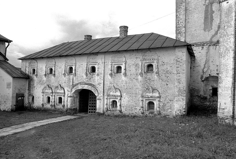 Kirillov
Russia. Vologda Region. Kirillovskii District
St. Kirill-Belozersk monastery
Cellarer`s chambers
1991-08-08
© Photographs by William Brumfield