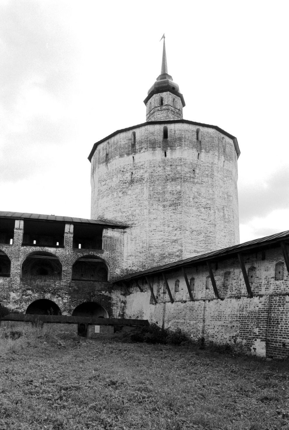 Kirillov
Russia. Vologda Region. Kirillovskii District
St. Kirill-Belozersk monastery
Kuznechnaia (Smiths) tower
1991-08-08
© Photographs by William Brumfield