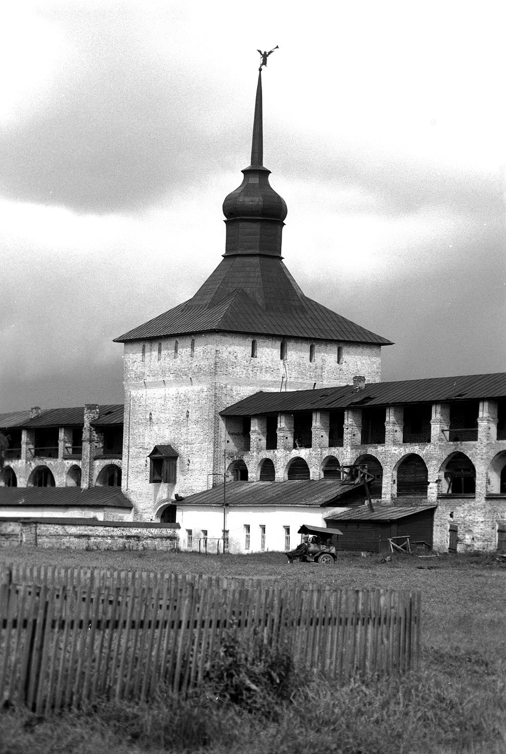 Kirillov
Russia. Vologda Region. Kirillovskii District
St. Kirill-Belozersk monastery
Kazan Tower
1991-08-08
© Photographs by William Brumfield