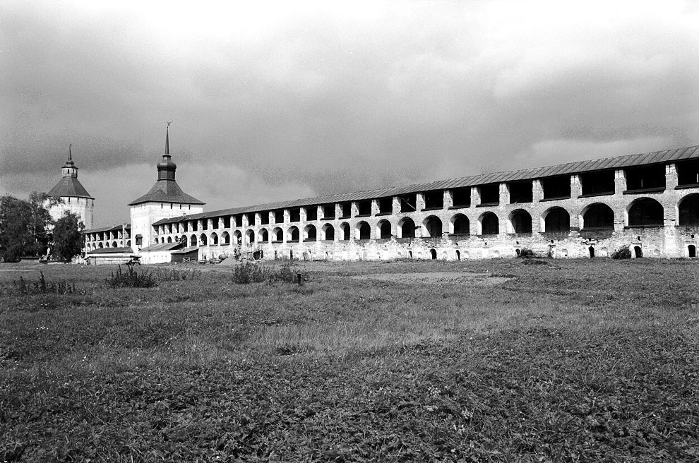 Kirillov
Russia. Vologda Region. Kirillovskii District
St. Kirill-Belozersk monastery
Kazan Tower
1991-08-08
© Photographs by William Brumfield