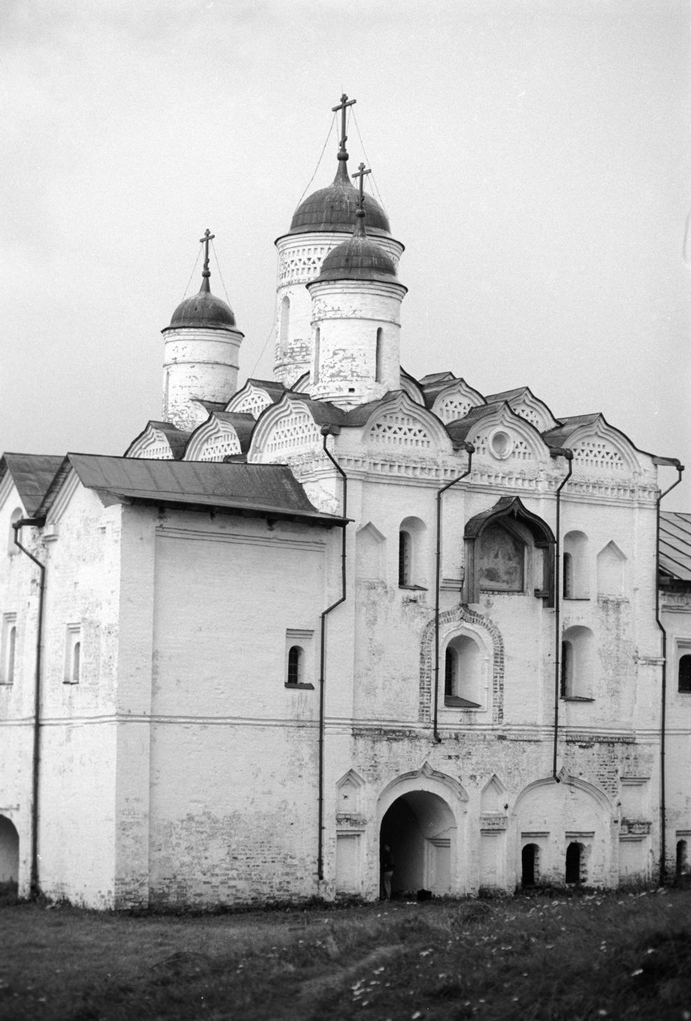 Kirillov
Russia. Vologda Region. Kirillovskii District
St. Kirill-Belozersk monastery
Church of the Transfiguration over Water gate
1991-08-08
© Photographs by William Brumfield