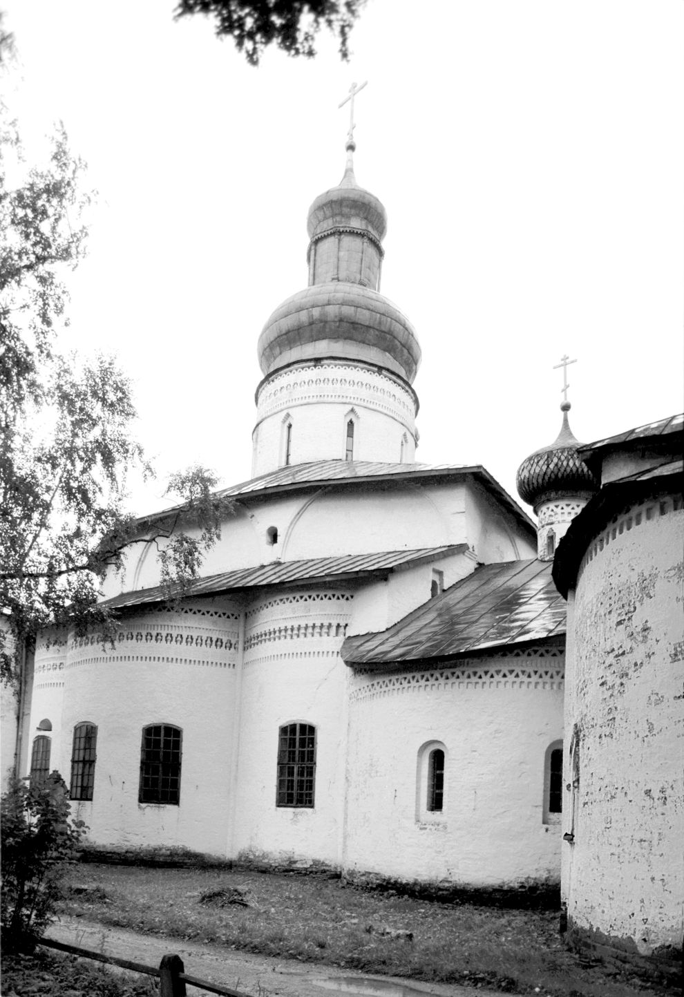 Kirillov
Russia. Vologda Region. Kirillovskii District
St. Kirill-Belozersk monastery
Church of Saint Vladimir
1991-08-08
© Photographs by William Brumfield