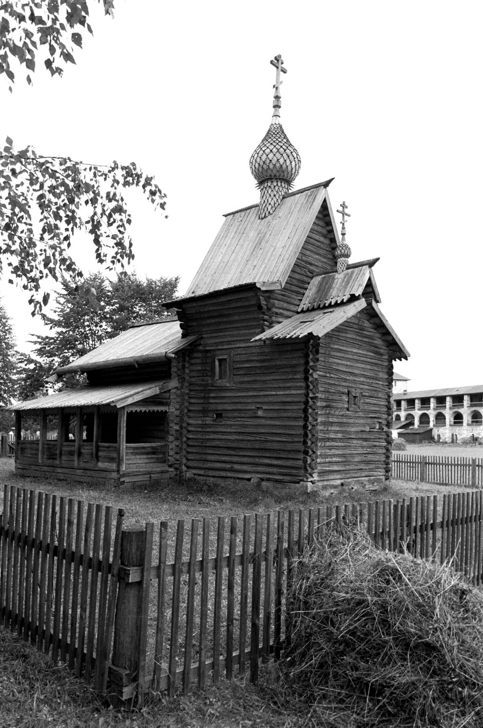 Kirillov
Russia. Vologda Region. Kirillovskii District
St. Kirill-Belozersk monastery
Church of the Deposition of the Robe originally from Borodava village
1993-07-12
© Photographs by William Brumfield