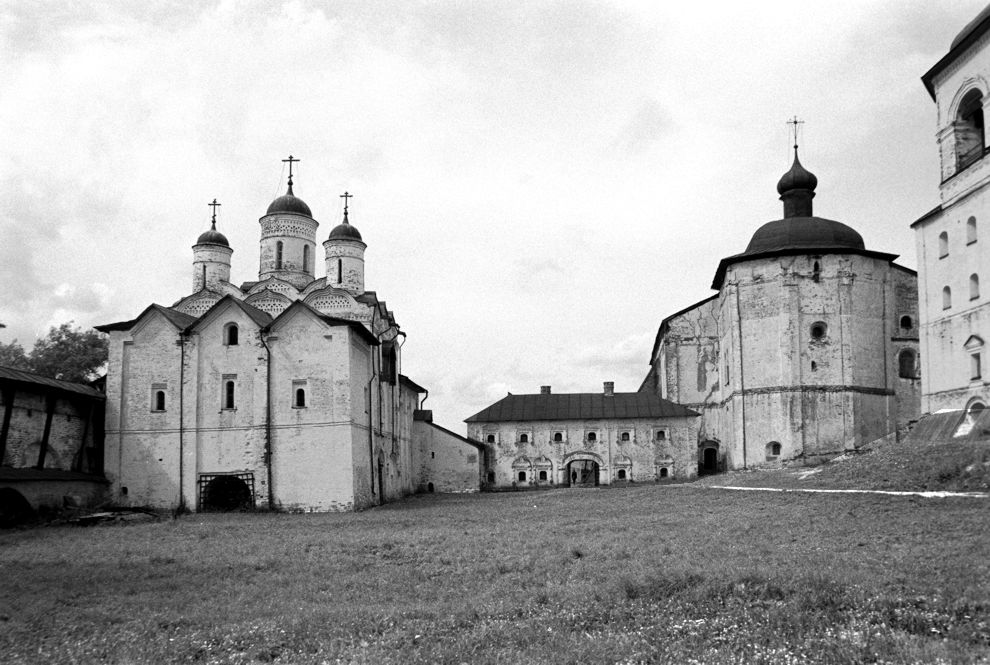 Kirillov
Russia. Vologda Region. Kirillovskii District
St. Kirill-Belozersk monastery
Church of the Transfiguration over Water gate
1996-07-31
© Photographs by William Brumfield