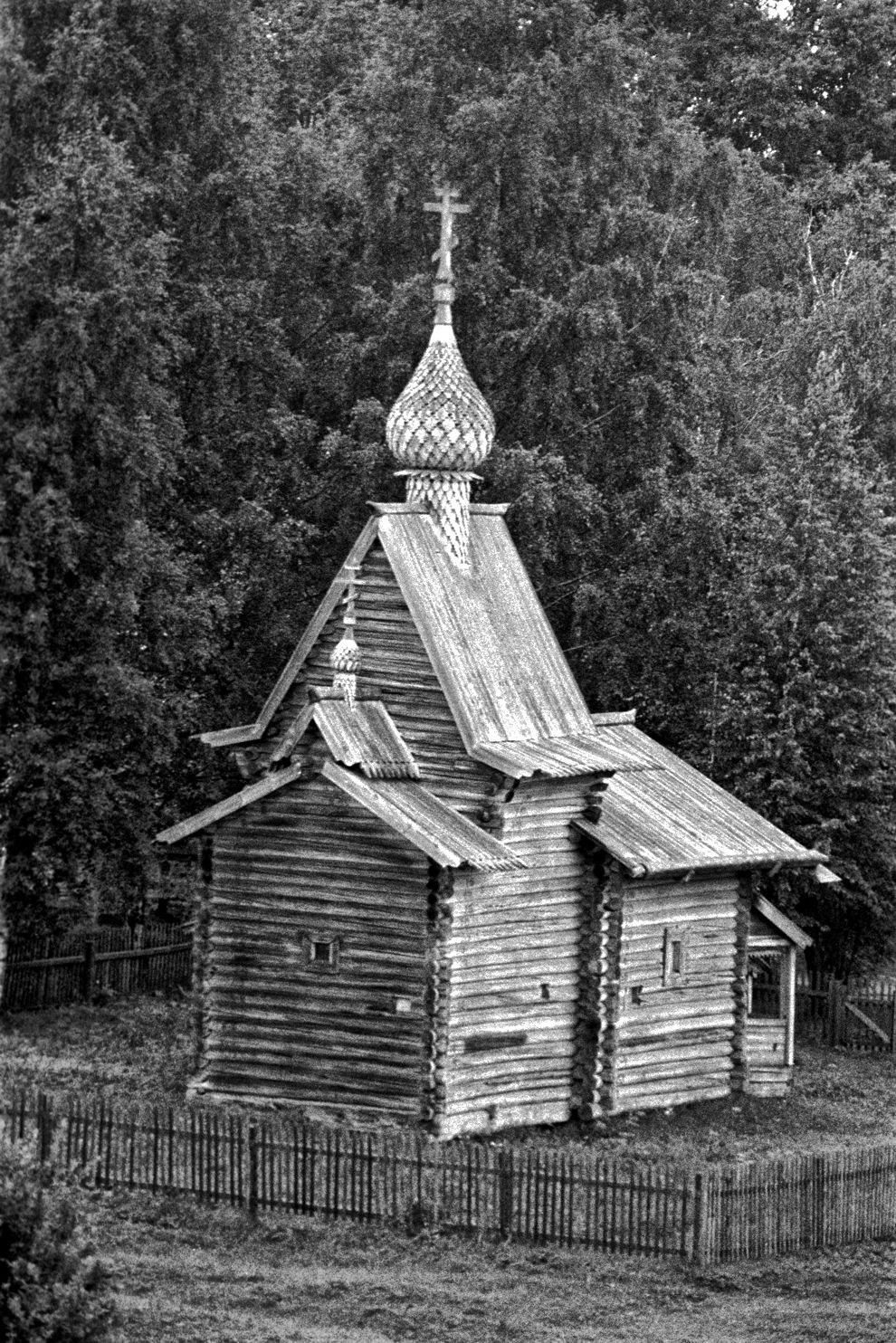 Kirillov
Russia. Vologda Region. Kirillovskii District
St. Kirill-Belozersk monastery
Church of the Deposition of the Robe originally from Borodava village
1996-07-31
© Photographs by William Brumfield