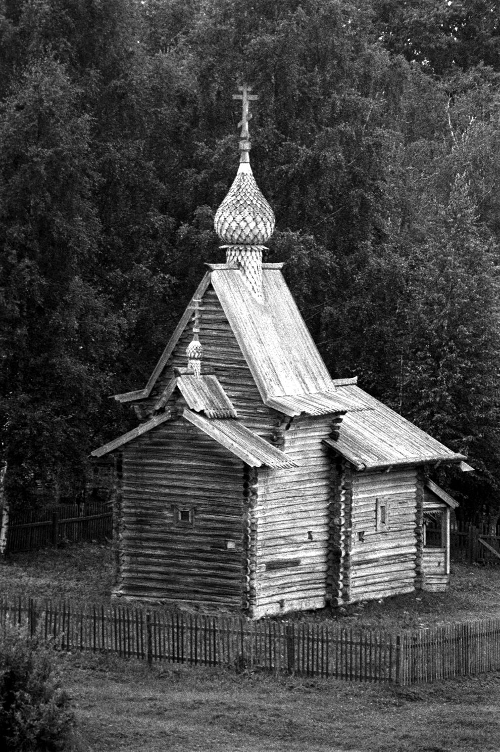 Kirillov
Russia. Vologda Region. Kirillovskii District
St. Kirill-Belozersk monastery
Church of the Deposition of the Robe originally from Borodava village
1996-07-31
© Photographs by William Brumfield