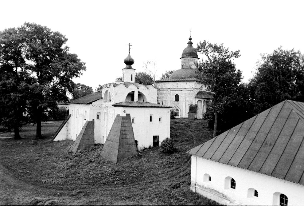 Kirillov
Russia. Vologda Region. Kirillovskii District
St. Kirill-Belozersk monastery
Refectory church of Saint Sergii Radonezh
1996-07-31
© Photographs by William Brumfield